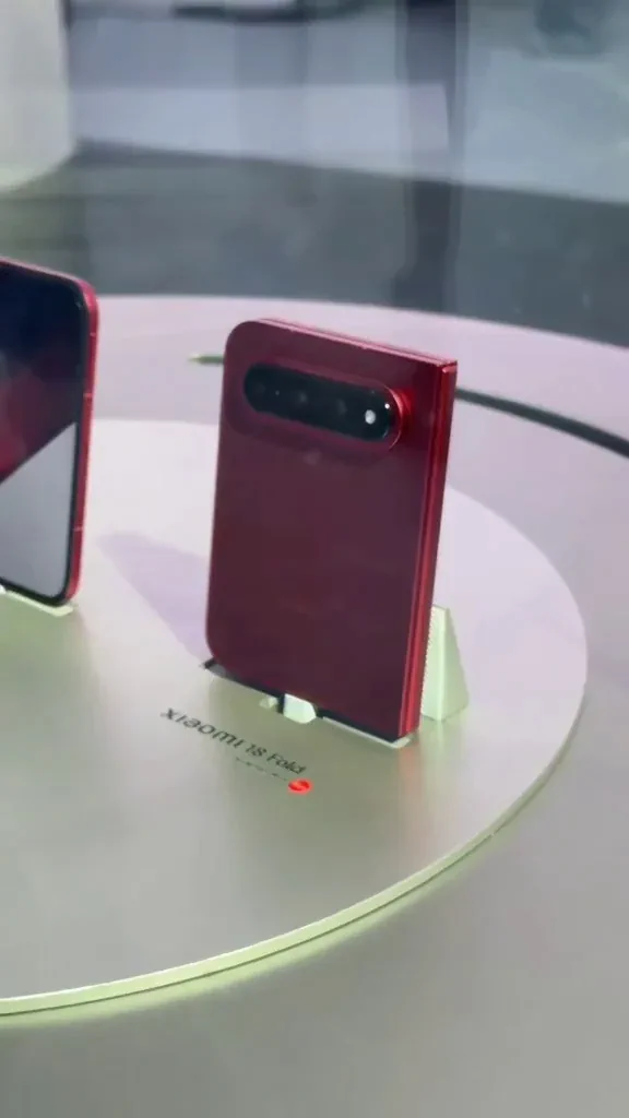 Xiaomi 18 Fold Cherry Red camera bar close-up