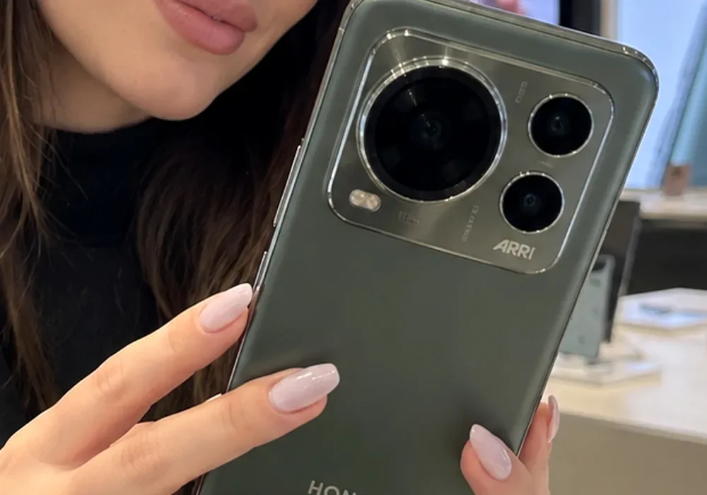 Editorial visualization of the HONOR Magic 9 Pro Max camera module in a retail-store setting