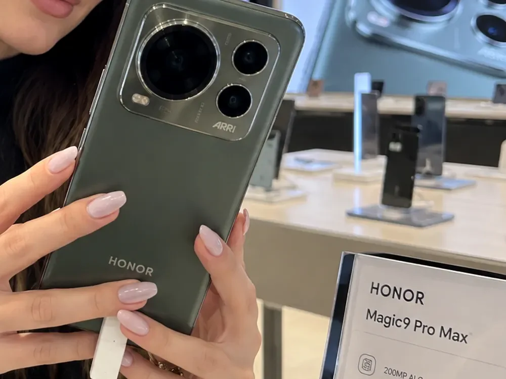 Editorial visualization showing HONOR Magic 9 Pro Max camera branding and retail display